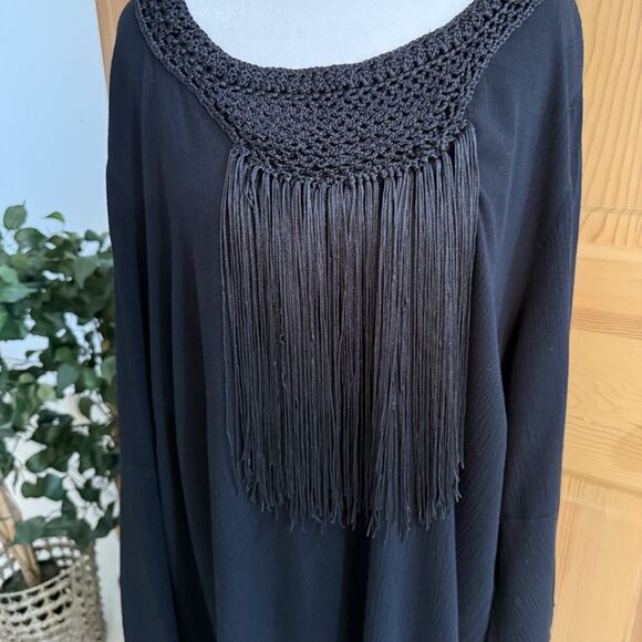Catherines 1X Pretty Black Loose Fitting Lightweight Top Fringe & Crocheted Neck - Picture 2 of 11